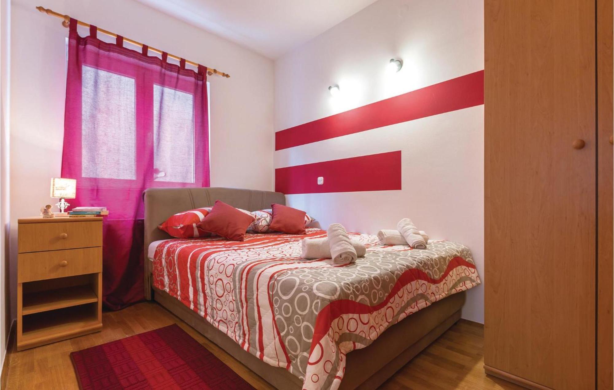 Stunning Apartment In Makarska With Kitchen Eksteriør billede