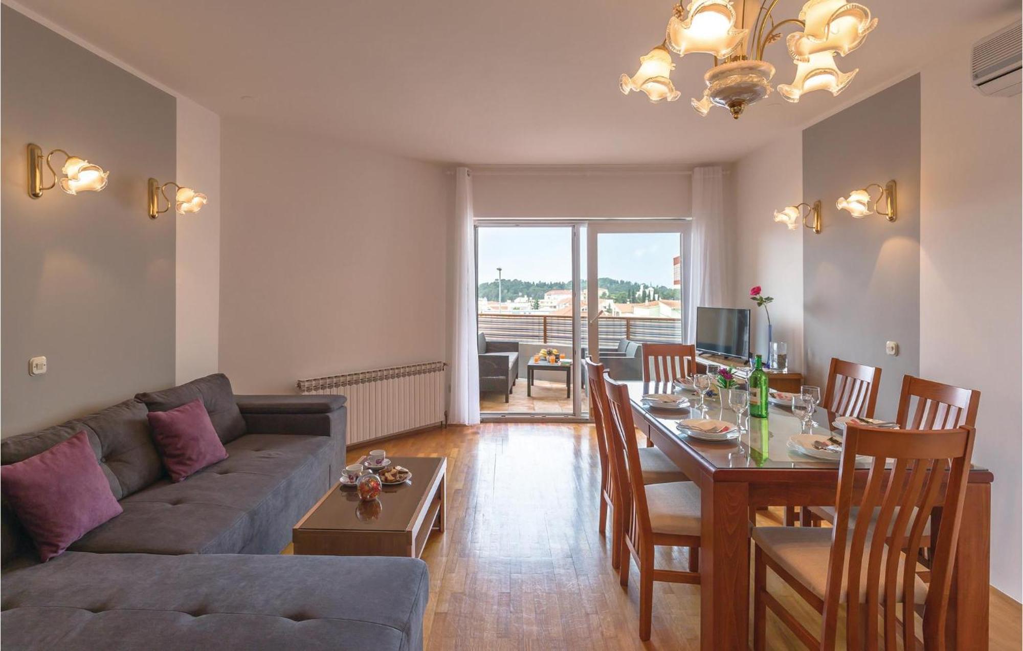 Stunning Apartment In Makarska With Kitchen Eksteriør billede